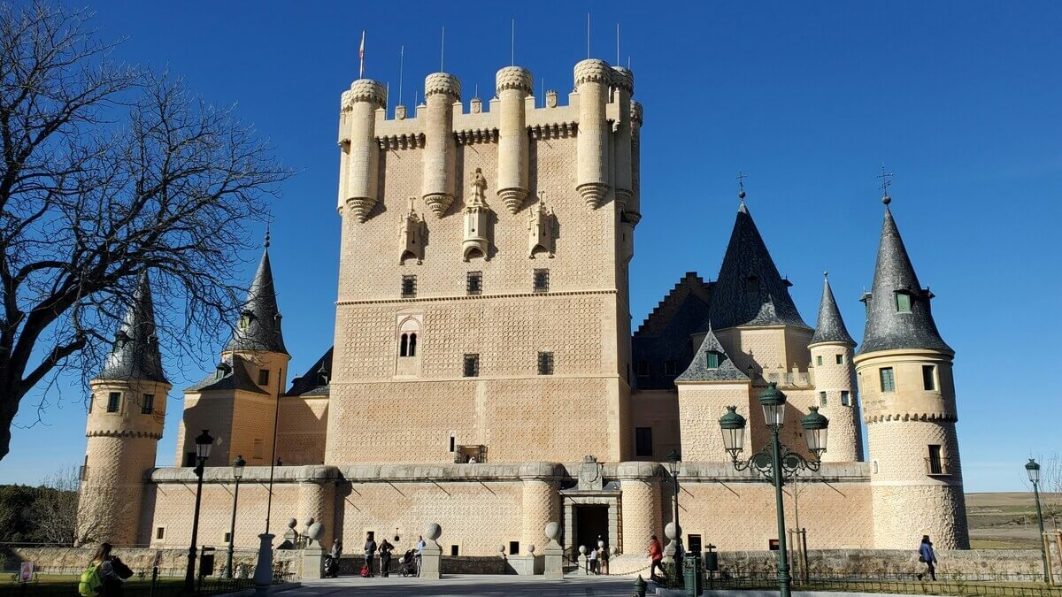 Read more about the article Ávila and Segovia Tour with Alcázar Tickets (2026 Guide)