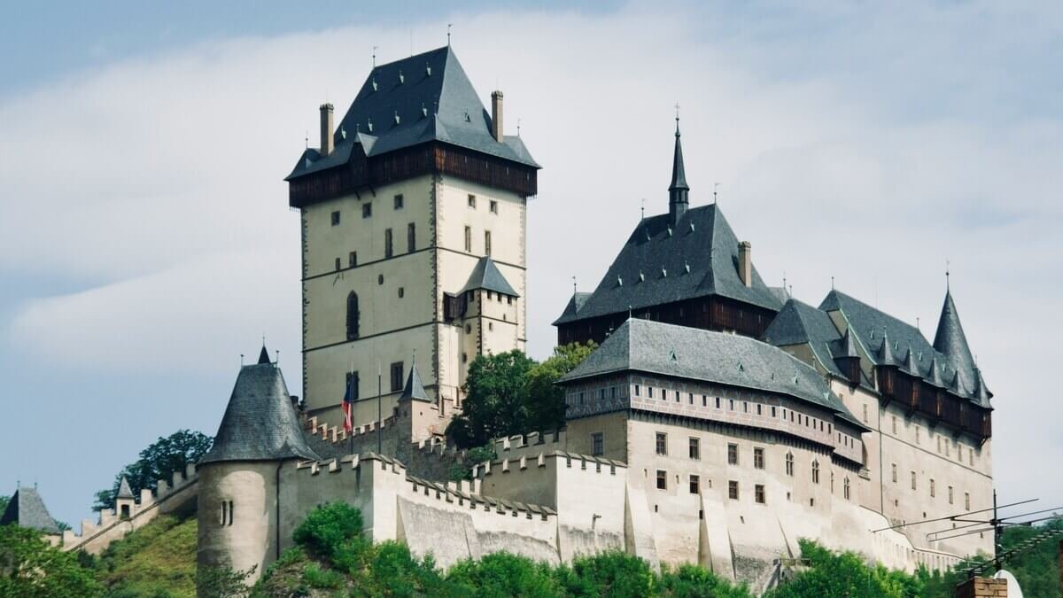 Read more about the article Karlstejn Castle Tour Tickets 2026 | Prices & Booking